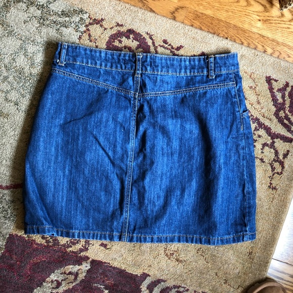 Forever 21 jean skirt with pretty rose appliqué - Picture 5 of 5